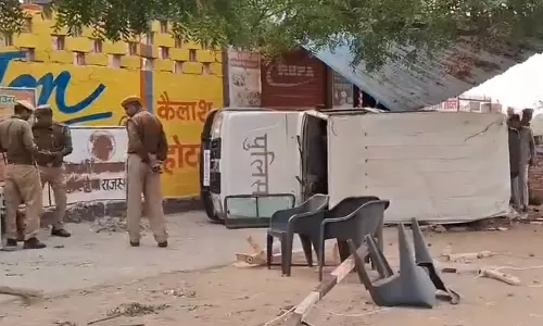 पूर्व CM के काफिले की गाड़ी पलटने से 4 पुलिसकर्मी घायल