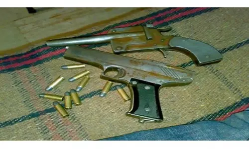 Giridih: पुलिस ने 6 अपराधियों को दबोचा, 2 देसी कट्टा बरामद Giridih: पुलिस ने 6 अपराधियों को दबोचा, 2 देसी कट्टा बरामद