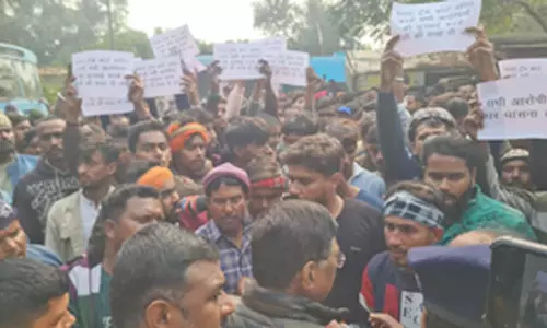 शख्स की हत्या के खिलाफ सड़क पर उतरे लोग, थाने का किया घेराव