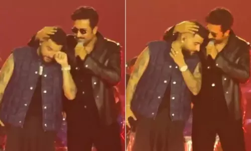 कॉन्सर्ट में विक्की कौशल के भाषण के बाद करण औजला रो पड़े, VIDEO वायरल कॉन्सर्ट में विक्की कौशल के भाषण के बाद करण औजला रो पड़े, VIDEO वायरल