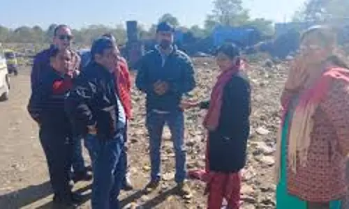 Dehradun: ट्रंचिंग ग्राउंड से स्टेडियम तक नगर निगम ने हटवाया कूड़ा Dehradun: ट्रंचिंग ग्राउंड से स्टेडियम तक नगर निगम ने हटवाया कूड़ा