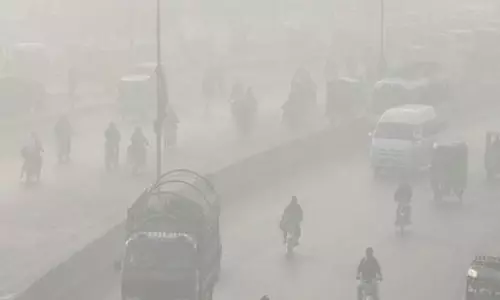Pakistan: शीत लहर के तेज होने से कराची में छाई भीषण धुंध