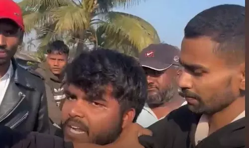 Assam: ब्लैकमेल और धमकाने के आरोप में यूपी का किशोर गिरफ्तार, पिस्तौल जब्त Assam: ब्लैकमेल और धमकाने के आरोप में यूपी का किशोर गिरफ्तार, पिस्तौल जब्त