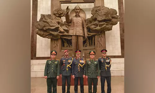 भारतीय सेना के उप प्रमुख ने Hanoi में वियतनाम के पूर्व राष्ट्रपति हो ची मिन्ह को श्रद्धांजलि दी