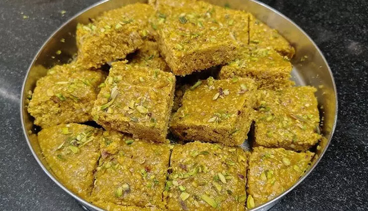 Recipe: मूंगफली-तिल की बर्फी का सेवन सर्दियों में शरीर को रखता है गर्म, फटाफट बनाएं ये टेस्टी डिश