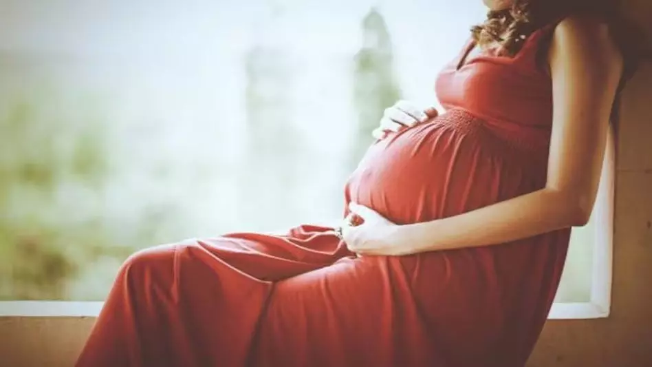 Pregnant women: सर्दियों के मौसम में गर्भवती महिलाओं को सतर्क रहने की जरूरत