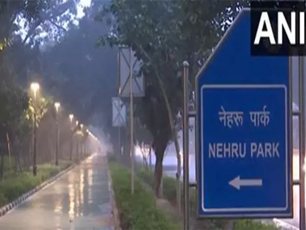 हल्की बारिश से Delhi-NCR में ठंड बढ़ी, हवा की गुणवत्ता गंभीर बनी हुई है