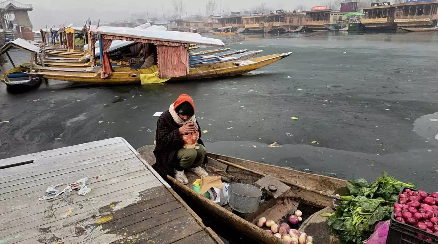 Srinagar में शीतलहर के चलते श्रीनगर की डल झील के कुछ हिस्से जम गए