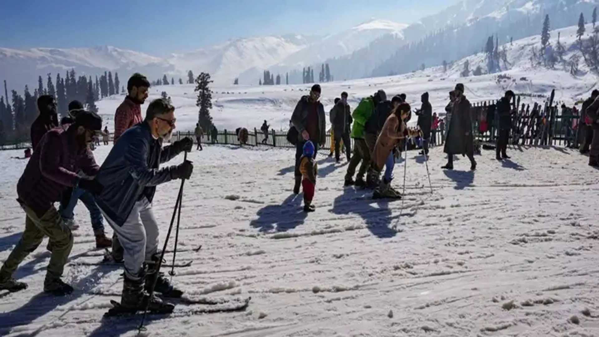 Shimla में मौसम की दूसरी बार हल्की बर्फबारी, पर्यटन और कृषि क्षेत्र में खुशी