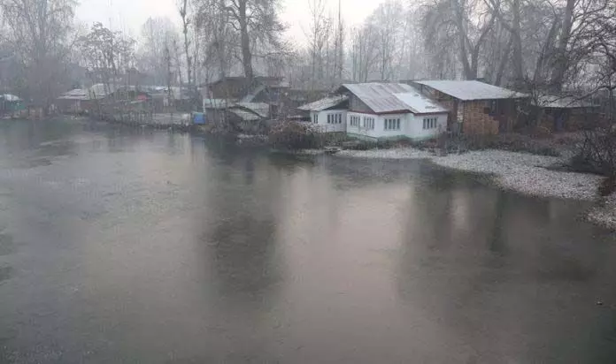 Kashmir में शीतलहर जारी, श्रीनगर में -4.6 डिग्री सेल्सियस तापमान दर्ज