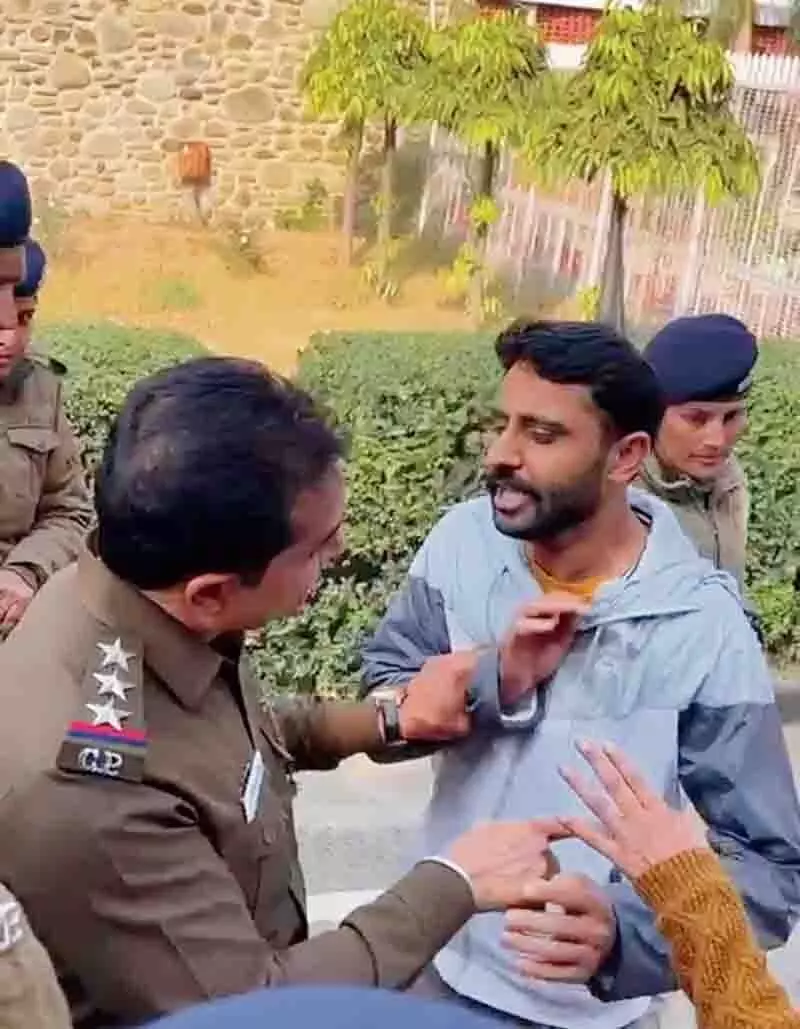 Chandigarh पुलिस अधिकारी को निलंबित करो, मोर्चा सदस्यों की मांग