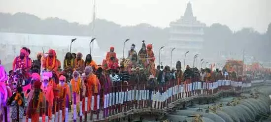 Maha Kumbh मेला क्षेत्र में आवाहन अखाड़े के संतों ने किया प्रवेश