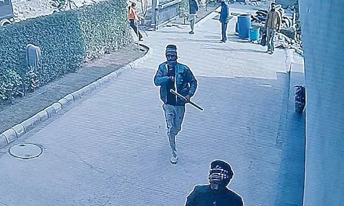 Punjab: मुक्तसर में 6 हथियारबंद लोगों ने प्राइवेट अस्पताल में तोड़फोड़ की Punjab: मुक्तसर में 6 हथियारबंद लोगों ने प्राइवेट अस्पताल में तोड़फोड़ की
