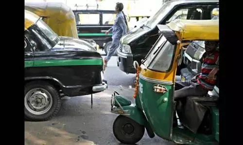 US student से 3,500 रुपये की वसूली के आरोप में ऑटो चालक गिरफ्तार US student से 3,500 रुपये की वसूली के आरोप में ऑटो चालक गिरफ्तार