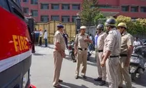 Police ने धार्मिक जुलूस में बम विस्फोट की ,मामला दर्ज