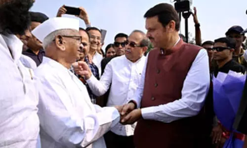 सीएम देवेंद्र फडणवीस की अन्ना हजारे से मुलाकात, सीएम को रालेगणसिद्धी आने का न्योता