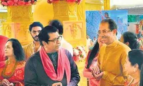 Thackeray परिवार के चचेरे भाईयों की एक दूसरे से मुलाकात Thackeray परिवार के चचेरे भाईयों की एक दूसरे से मुलाकात