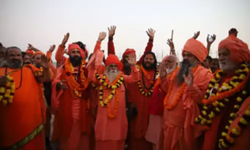 महाकुंभ 2025 : श्री पंचदशनाम आवाहन अखाड़े का महाकुंभ नगर में भव्य प्रवेश महाकुंभ 2025 : श्री पंचदशनाम आवाहन अखाड़े का महाकुंभ नगर में भव्य प्रवेश