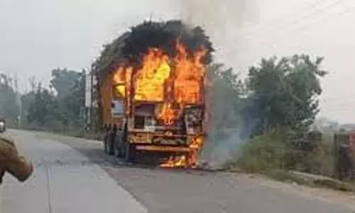 Bihar News: कंटेनर में अचानक लगी भीषण आग