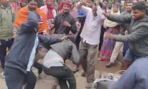 हाथी ने व्यक्ति को कुचलकर मार डाला, वन कर्मचारी को ग्रामीणों के गुस्से का सामना करना पड़ा