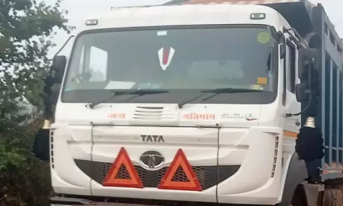 ग्रामीणों ने किया रेत खनन का विरोध, ड्राइवर समेत ट्रक को बनाया बंधक