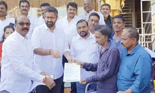 Andhra: सांसद व विधायक ने गंभीर मरीजों को चेक वितरित किए Andhra: सांसद व विधायक ने गंभीर मरीजों को चेक वितरित किए