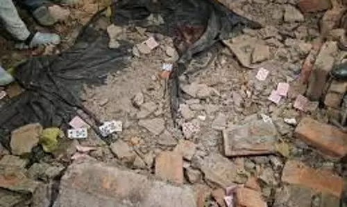 Kishanganj: बड़ा हादसा, बाजार में दीवार गिरी, 3 लोगों की मौत Kishanganj: बड़ा हादसा, बाजार में दीवार गिरी, 3 लोगों की मौत
