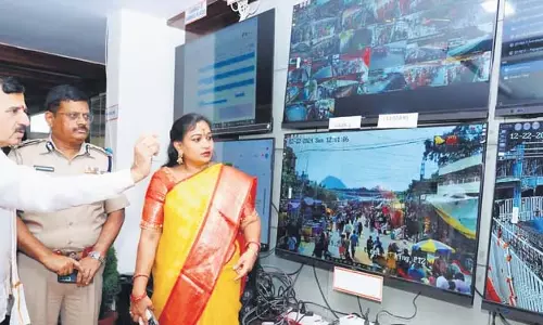Vangalapudi Anitha ने कनक दुर्गा मंदिर का दौरा किया