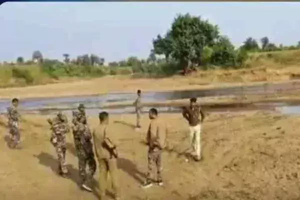 Godda: बालू चोरी रोकने पुलिस ने धमनी नदी घाट पर बनाया कैंप Godda: बालू चोरी रोकने पुलिस ने धमनी नदी घाट पर बनाया कैंप
