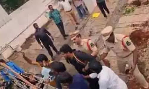 हैदराबाद में अल्लू अर्जुन के घर पर तोड़फोड़ हैदराबाद में अल्लू अर्जुन के घर पर तोड़फोड़
