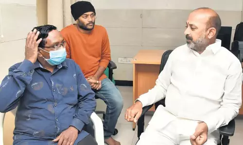 Bandi Sanjay: फिल्म इंडस्ट्री पर निशाना साध रहे रेवंत Bandi Sanjay: फिल्म इंडस्ट्री पर निशाना साध रहे रेवंत