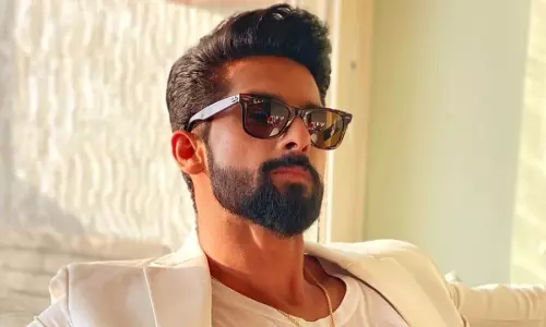 करियर की शुरुआत एक युवा कलाकार के रूप में की और वह एक चर्चित विषय बन गए करियर की शुरुआत एक युवा कलाकार के रूप में की और वह एक चर्चित विषय बन गए