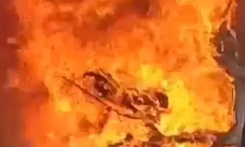 TVS कंपनी की स्कूटी में चलते-चलते लगी आग, सवार थे तीन लोग