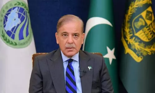 Pakistan PM ने इमरान खान की पार्टी के साथ बातचीत के लिए समिति बनाई Pakistan PM ने इमरान खान की पार्टी के साथ बातचीत के लिए समिति बनाई