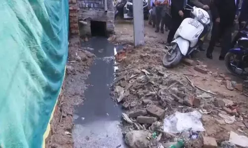 एलजी ने दिल्ली के झुग्गी-झोपड़ियों का दौरा किया एलजी ने दिल्ली के झुग्गी-झोपड़ियों का दौरा किया