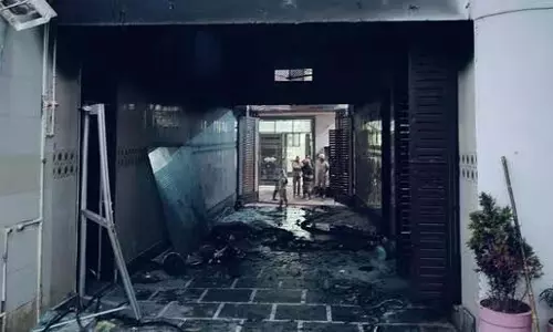 Delhi के बुराड़ी में अवैध पटाखा फैक्ट्री में आग लगने से 3 अन्य घायल Delhi के बुराड़ी में अवैध पटाखा फैक्ट्री में आग लगने से 3 अन्य घायल