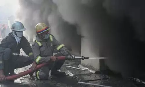 Noida: सेक्टर 65 स्थित फैक्ट्री में भीषण आग लग गई Noida: सेक्टर 65 स्थित फैक्ट्री में भीषण आग लग गई