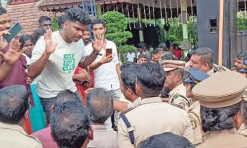Kerala : आयोजकों द्वारा कार्यक्रम में देरी के कारण 26 जोड़े विवाह से हटे Kerala : आयोजकों द्वारा कार्यक्रम में देरी के कारण 26 जोड़े विवाह से हटे