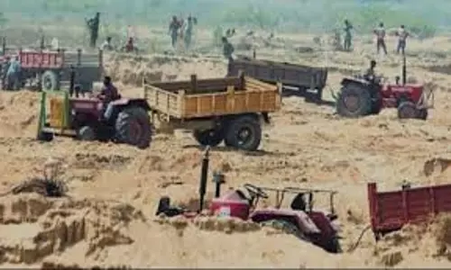 Jharkhand: बालू माफियाओं की बढ़ी सक्रियता, सरकारी अफसरों को बना रहे बंधक