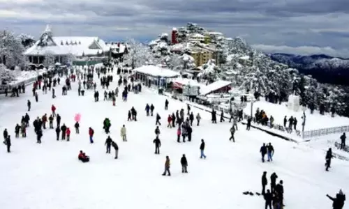 Himachal : शिमला में हल्की बर्फबारी से स्थानीय लोग और पर्यटक खुश Himachal : शिमला में हल्की बर्फबारी से स्थानीय लोग और पर्यटक खुश