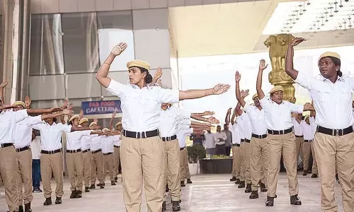 Telangana: 39 ट्रांसजेंडरों को यातायात सहायक के रूप में भर्ती किया Telangana: 39 ट्रांसजेंडरों को यातायात सहायक के रूप में भर्ती किया