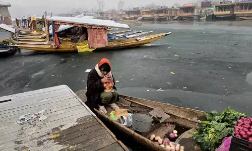 Srinagar में शीतलहर के चलते श्रीनगर की डल झील के कुछ हिस्से जम गए