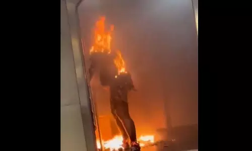 LIVE वीडियो: मेट्रो में सो रही महिला को आग लगाकर मारने वाला गिरफ्तार, मंजर देख कांप उठेगा दिल!