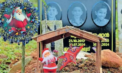 Kerala : दुखी माता-पिता ने पुथुमाला सामूहिक कब्र पर दिवंगत बेटे की क्रिसमस इच्छा पूरी की Kerala : दुखी माता-पिता ने पुथुमाला सामूहिक कब्र पर दिवंगत बेटे की क्रिसमस इच्छा पूरी की