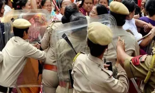 Assam : सुरक्षा बढ़ाने के लिए राजभवन के आसपास गुवाहाटी पुलिस ने निषेधाज्ञा लागू की Assam : सुरक्षा बढ़ाने के लिए राजभवन के आसपास गुवाहाटी पुलिस ने निषेधाज्ञा लागू की