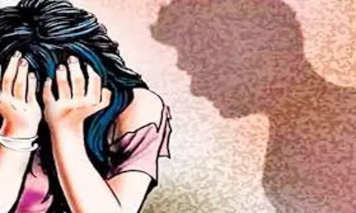 Bahraich: टीचर ने छात्रा की मां से किया दुष्कर्म का प्रयास, महिला ने खाया जहर Bahraich: टीचर ने छात्रा की मां से किया दुष्कर्म का प्रयास, महिला ने खाया जहर