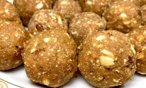 Jaggery Laddu: सर्दियों में घर पर ऐसे बनाएं गुड़ लड्डू, लाजवाब है स्वाद Jaggery Laddu: सर्दियों में घर पर ऐसे बनाएं गुड़ लड्डू, लाजवाब है स्वाद