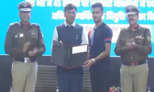 केंद्रीय मंत्री ने Gandhinagar में 14वें रोज़गार मेले में 8.5 लाख सरकारी नियुक्ति पत्र सौंपे