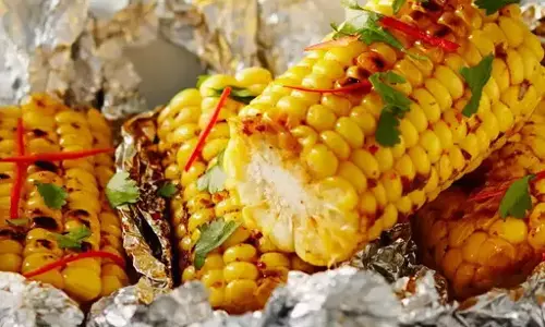 जर्क चिकन स्टू विद कैम्पफायर कॉर्न ऑन द कोब रेसिपी