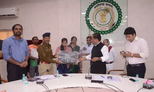 रायपुर कलेक्टर गौरव सिंह के हाथों दृष्टिबाधित छात्रा मुस्कान को मिला लैपटाॅप